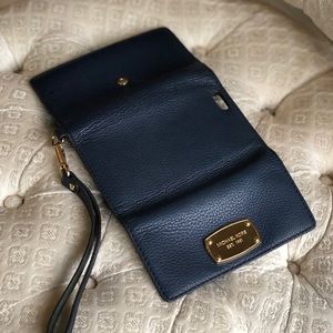 ❌SOLD❌Michael Kors blue wristlet IPhone 6/6s